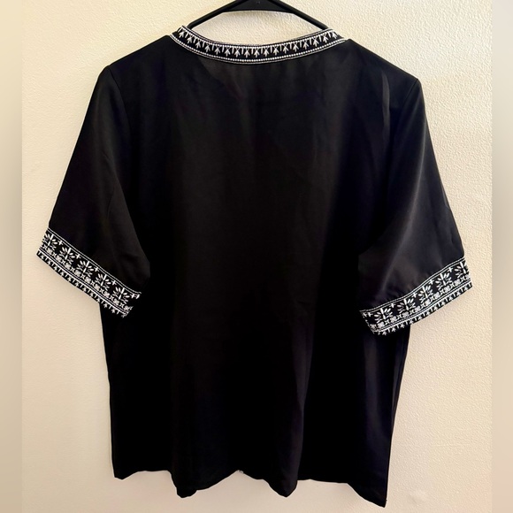 NWOT Embroidered Notch Neck Black & White Top, Size Large - Picture 3 of 4